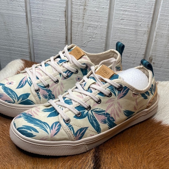 Womens Toms sneakers size 8 check them out very nice thanks 🙏 - Picture 1 of 8